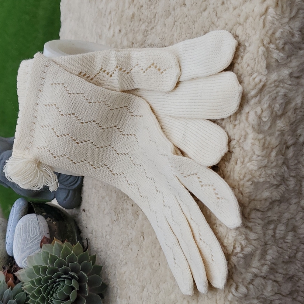 Vintage NWT knit gloves.